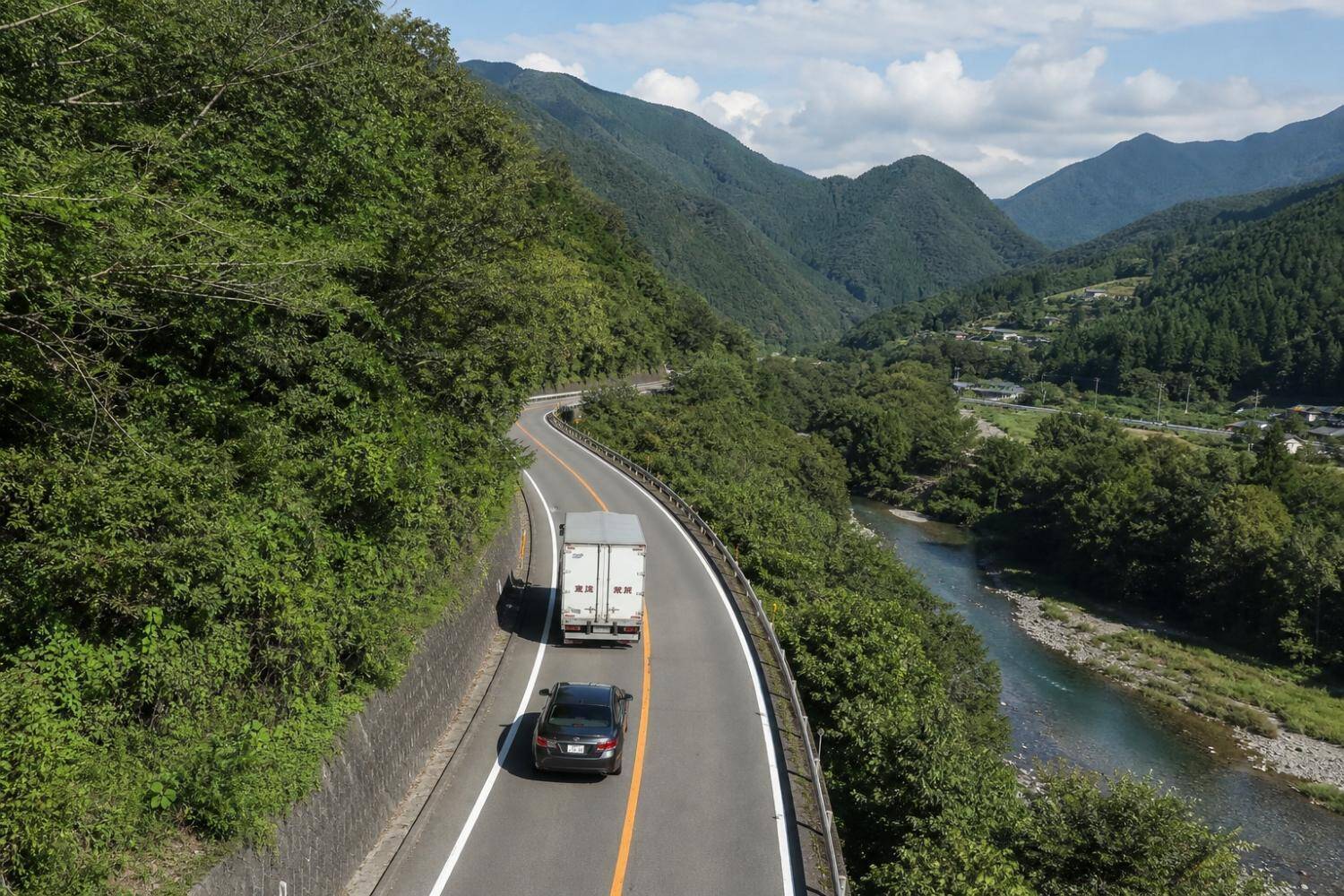 「どんくさい運転しやがって！」あおり運転の男が怒号…車を蹴る暴挙に出た“ケンカ腰男”を一瞬で黙らせた意外な人物