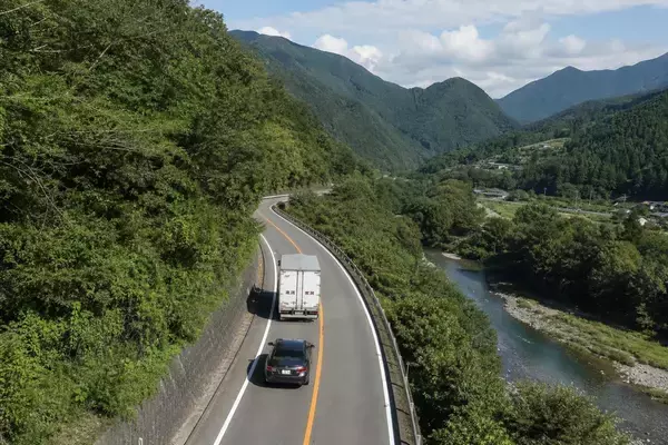 「「どんくさい運転しやがって！」あおり運転の男が怒号…車を蹴る暴挙に出た“ケンカ腰男”を一瞬で黙らせた意外な人物」の画像