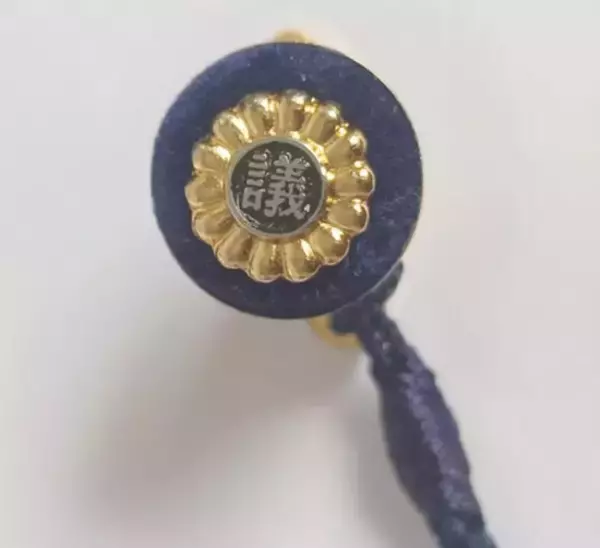 「中国のフリマアプリに「日本の警察や自衛隊の制服」が大量出品…一体なぜ？警察手帳や国会議員のバッジまで」の画像