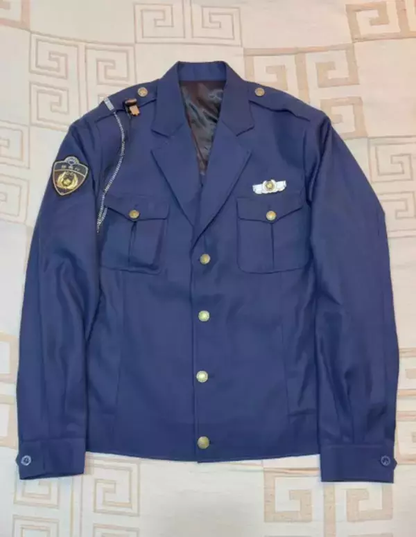 「中国のフリマアプリに「日本の警察や自衛隊の制服」が大量出品…一体なぜ？警察手帳や国会議員のバッジまで」の画像