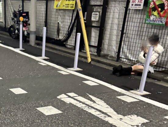 大久保公園「立ちんぼ最新事情」を元セクシー女優が取材した結果…座りながら客を待つ“外国人女性”も