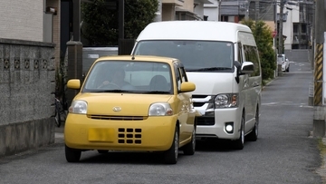 軽自動車に“あおり運転”したハイエースの末路。片側一車線を突き進んで「ざまあみろ！」／ドライバーが知っておきたい、2026年にスタートした新ルール2つ