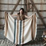 「夏のベッドの“生活感”を消し去る、インテリアのプロ推し「サマーブランケット」3選」の画像1