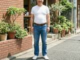 「「ダサい中年男性」がやりがちな“白Tシャツの着こなし”。デニムと組み合わせた定番スタイルにも注意点が」の画像1