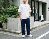 「「ダサい中年男性」がやりがちな“白Tシャツの着こなし”。デニムと組み合わせた定番スタイルにも注意点が」の画像2