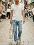 「「ダサい中年男性」がやりがちな“白Tシャツの着こなし”。デニムと組み合わせた定番スタイルにも注意点が」の画像3