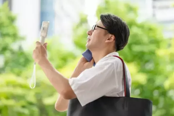 「冷房・冷たい飲み物・寝だめが「夏のダルさ」を悪化させるワケ」の画像