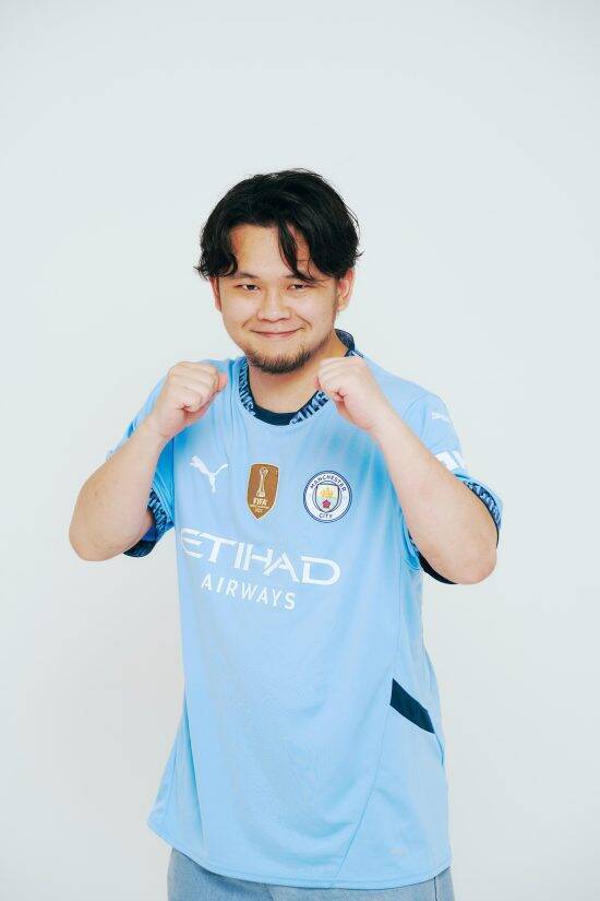 プレミアリーグを「年に300試合以上配信する」3人組を直撃。「部室で盛り上がっているような空気感」で登録者数は23.4万人に