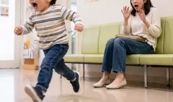 「「もう来なくていいじゃない」病院で暴走する2歳児に“注意しない母親”…看護師が放った“痛烈な一言”」の画像