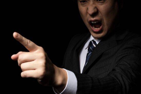 “あおり運転”してきた車から降りてきたのは、見覚えのある男性…青ざめた表情で平謝りされたワケ――3連休ベスト