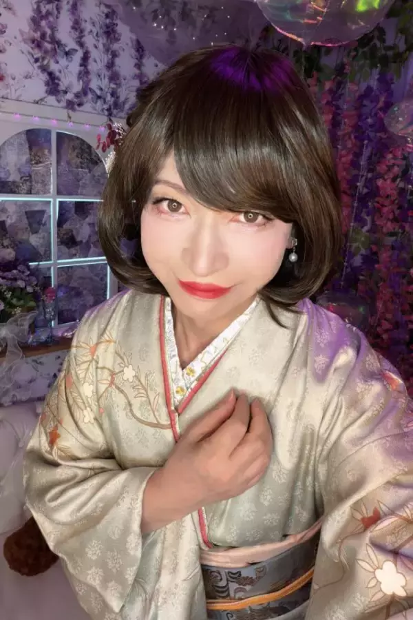 「美女の正体は“大手企業で働く50代後半の男性”。「一般の人を不愉快にさせたくない」スタジオなどでのみ女装を楽しむ」の画像