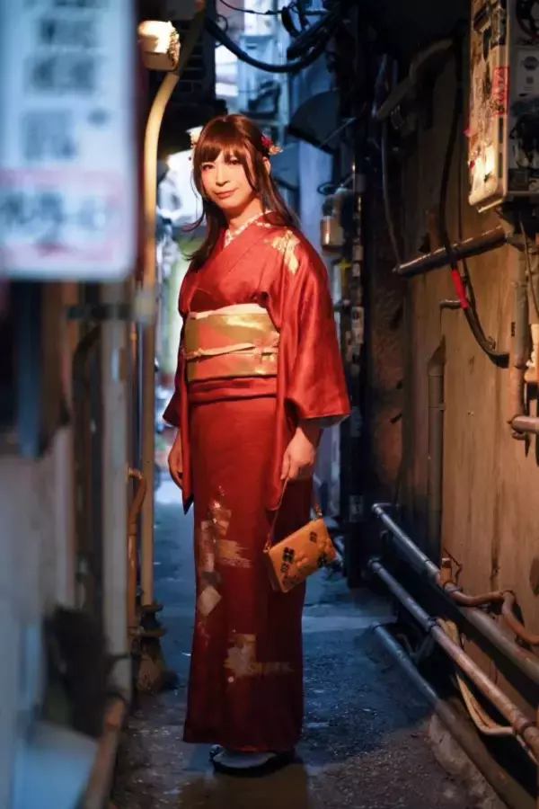 「美女の正体は“大手企業で働く50代後半の男性”。「一般の人を不愉快にさせたくない」スタジオなどでのみ女装を楽しむ」の画像