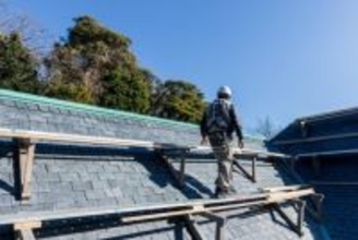 “日給1万円のバイト先”で見た地獄絵図「朝7時にレモンサワーを飲んでいた」「屋根の上での作業中に飲酒を強要され…」――大反響セレクション