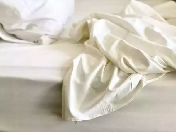 「ラブホテルのエレベーターでまさかの“両親”に遭遇…女性30代に聞いた若き日の気まずい体験談――週末ベスト」の画像