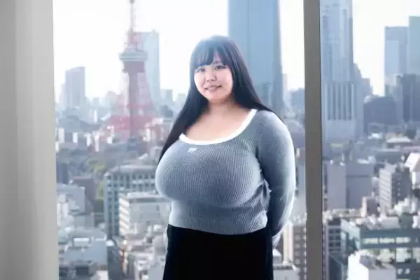 「胸が大きすぎる女性が「日常生活で困ったこと」。子供向けの下着が入らない、走ると痛い…それでもポジティブでいられたワケ」の画像