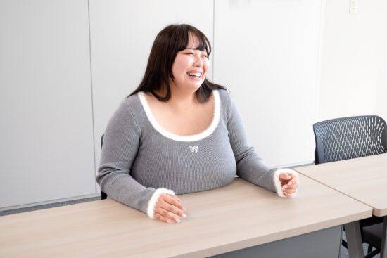 胸が大きすぎる女性が「日常生活で困ったこと」。子供向けの下着が入らない、走ると痛い…それでもポジティブでいられたワケ