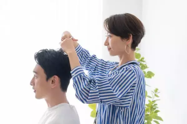 「美容師が明かす“美容院の恋愛事情”。オーナー×スタッフの不倫で職場崩壊したケースも」の画像