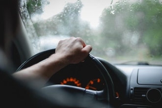 軽自動車にあおり運転したアメ車の末路。「プロレスラーのような男」が殴りかかる勢いで近づいてきて…一発で免許取消しも、最新の厳罰事情