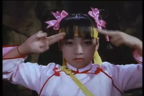 「キョンシー映画の金字塔『霊幻道士』から40年。47歳になった“テンテン”が振り返る、過酷な撮影現場の舞台裏」の画像