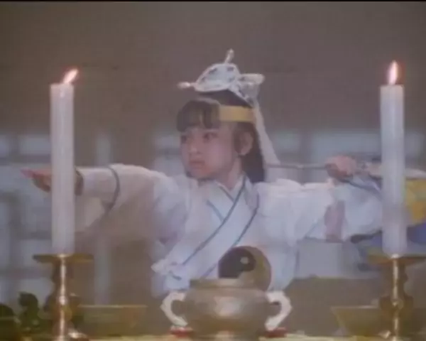 「キョンシー映画の金字塔『霊幻道士』から40年。47歳になった“テンテン”が振り返る、過酷な撮影現場の舞台裏」の画像