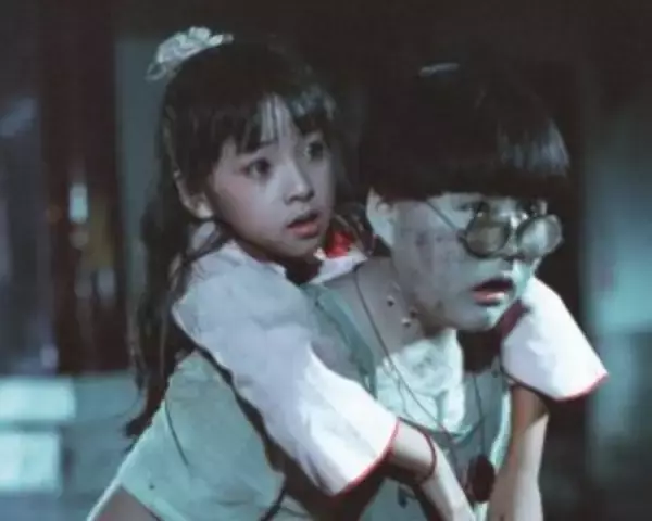 「キョンシー映画の金字塔『霊幻道士』から40年。47歳になった“テンテン”が振り返る、過酷な撮影現場の舞台裏」の画像