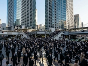 「駅前にタワマンができた」地元民が“悲劇”と嘆くワケ。電車は座れなくなり…「通勤時間が20分も増えた」
