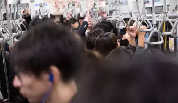 「「駅前にタワマン」地元民が“悲劇”と嘆くワケ。電車は座れなくなり…「通勤時間が20分も増えた」」の画像