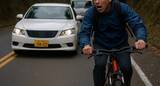 「山道で“自転車”を「あおり運転」したセダン車…怒り心頭のチャリ男が“まさかの逆襲”をした結末――仰天ニュース特報」の画像1