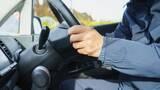 「「俺、昔は走り屋だったから」営業車で運転レッスンを始める46歳男性の悲惨な末路。女性社員から裏で「助手席に乗りたくない男」と呼ばれ…」の画像1