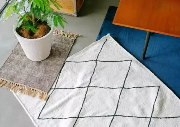 部屋にラグを敷くと「なんかオシャレに感じる」のはなぜか？サイズに悩んだときは”大き目”を買ったほうがいい理由