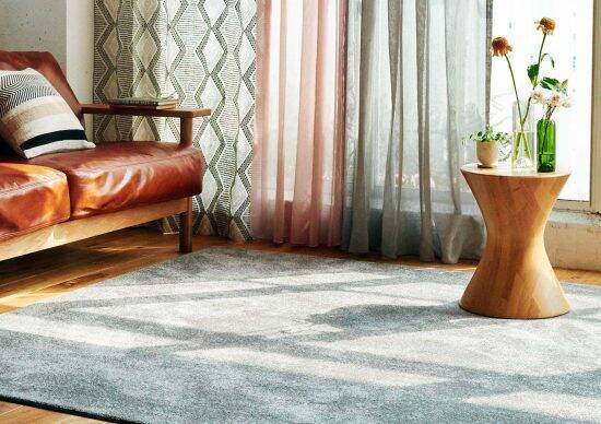 部屋にラグを敷くと「なんかオシャレに感じる」のはなぜか？サイズに悩んだときは”大き目”を買ったほうがいい理由