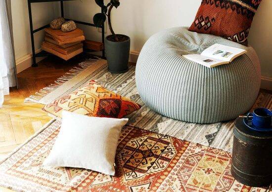 部屋にラグを敷くと「なんかオシャレに感じる」のはなぜか？サイズに悩んだときは”大き目”を買ったほうがいい理由