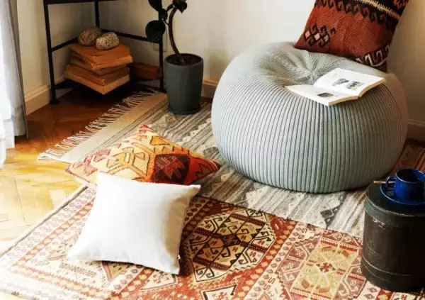 「部屋にラグを敷くと「なんかオシャレに感じる」のはなぜか？サイズに悩んだときは”大き目”を買ったほうがいい理由」の画像