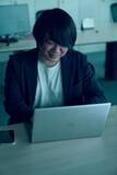 「AIを悪用して「3年で10億円」稼いだ30代ハッカーの告白。社長になりすまし「330万円を一瞬で振り込ませた」手口」の画像1