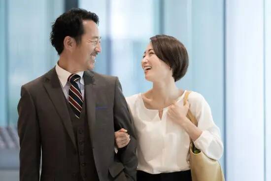 年下美女と結婚できる中年男性「経済力は当然の前提」見落とされがちな“意外な特徴”