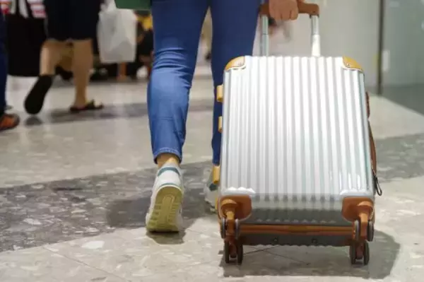 新幹線で「要予約の荷物スペースに外国人観光客のスーツケースが」40分にわたる格闘の末に…――年末年始ベスト