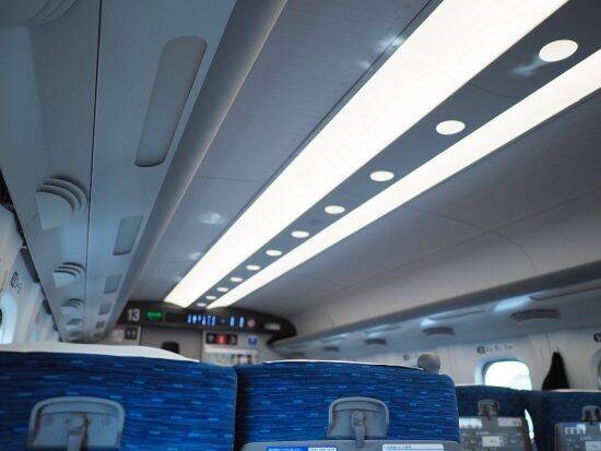 新幹線で「要予約の荷物スペースに外国人観光客のスーツケースが」40分にわたる格闘の末に…――年末年始ベスト