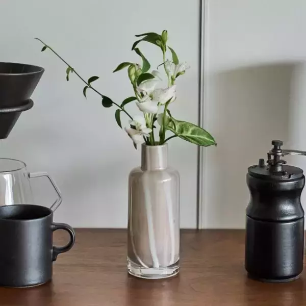 「「インテリアの花瓶選び」黄金ルールは“口”にあった。初心者が失敗しない基準」の画像