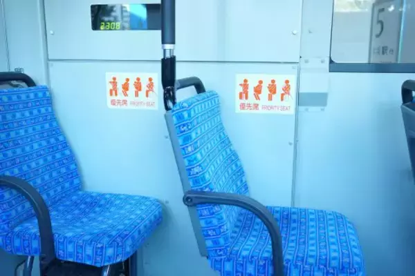 「バスの優先席に荷物を置く」外国人カップルに、怒鳴り散らす地元民。一触即発の車内を“鎮静化”させた意外な人物