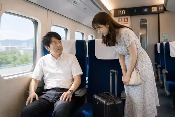 「新幹線で「席を立つので荷物を見てほしい」と言われ承諾した男性を襲った悲劇。1時間以上戻らなかった女性の“呆れた行動”／他人の荷物を預かるのはアリ？ 知っておきたい“親切のリスク”も」の画像