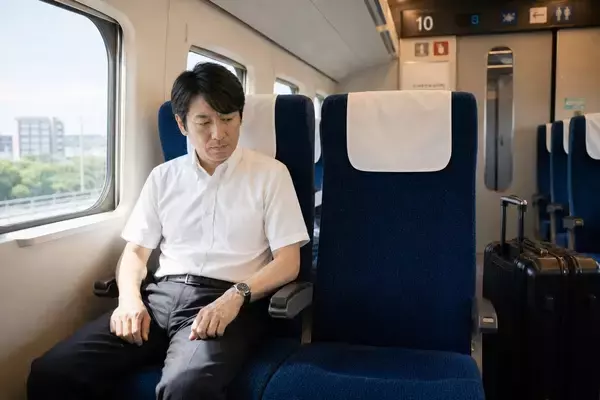 「新幹線で「席を立つので荷物を見てほしい」と言われ承諾した男性を襲った悲劇。1時間以上戻らなかった女性の“呆れた行動”／他人の荷物を預かるのはアリ？ 知っておきたい“親切のリスク”も」の画像