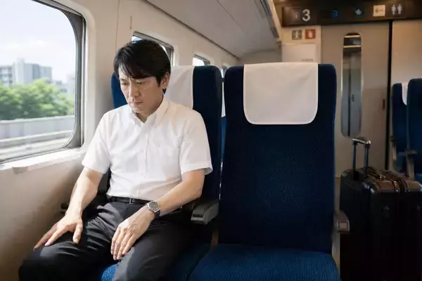 「新幹線で「席を立つので荷物を見てほしい」と言われ承諾した男性を襲った悲劇。1時間以上戻らなかった女性の“呆れた行動”／他人の荷物を預かるのはアリ？ 知っておきたい“親切のリスク”も」の画像