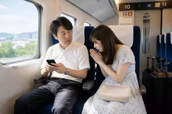 「新幹線で「席を立つので荷物を見てほしい」と言われ承諾した男性を襲った悲劇。1時間以上戻らなかった女性の“呆れた行動”／他人の荷物を預かるのはアリ？ 知っておきたい“親切のリスク”も」の画像