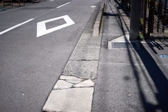 “あおり運転”してきたSUVが側溝に落ちて…運転手の男性が青ざめた表情でうなだれるまで