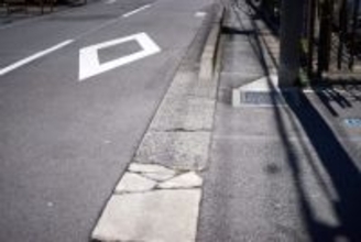 “あおり運転”してきたSUVが側溝に落ちて…運転手の男性が青ざめた表情でうなだれるまで