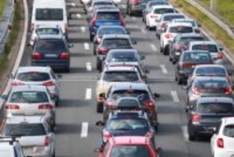 高速で“あおり運転”する白い高級車。強引な運転の末に響いた“衝撃音”に「今でもゾッとします」