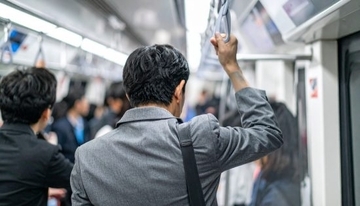 電車でスマホを覗き込んでくる女性…“見えにくい角度”に画面を傾けたら、驚きの一言が…車内迷惑アンケートでわかった本音も