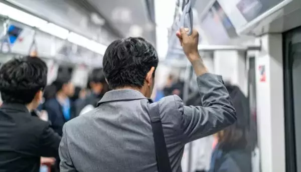 電車でスマホを覗き込んでくる女性…“見えにくい角度”に画面を傾けたら、驚きの一言が…車内迷惑アンケートでわかった本音も