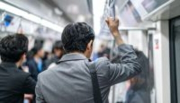 電車でスマホを覗き込んでくる女性…“見えにくい角度”に画面を傾けたら、驚きの一言が…車内迷惑アンケートでわかった本音も