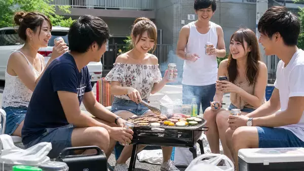 アパートの前で大学生集団がBBQ。あまりに騒がしいので注意したら「あなたに注意される筋合いはありませ〜ん」と煽られ…警察に通報した結果／「公道だから自由」は大きな勘違い